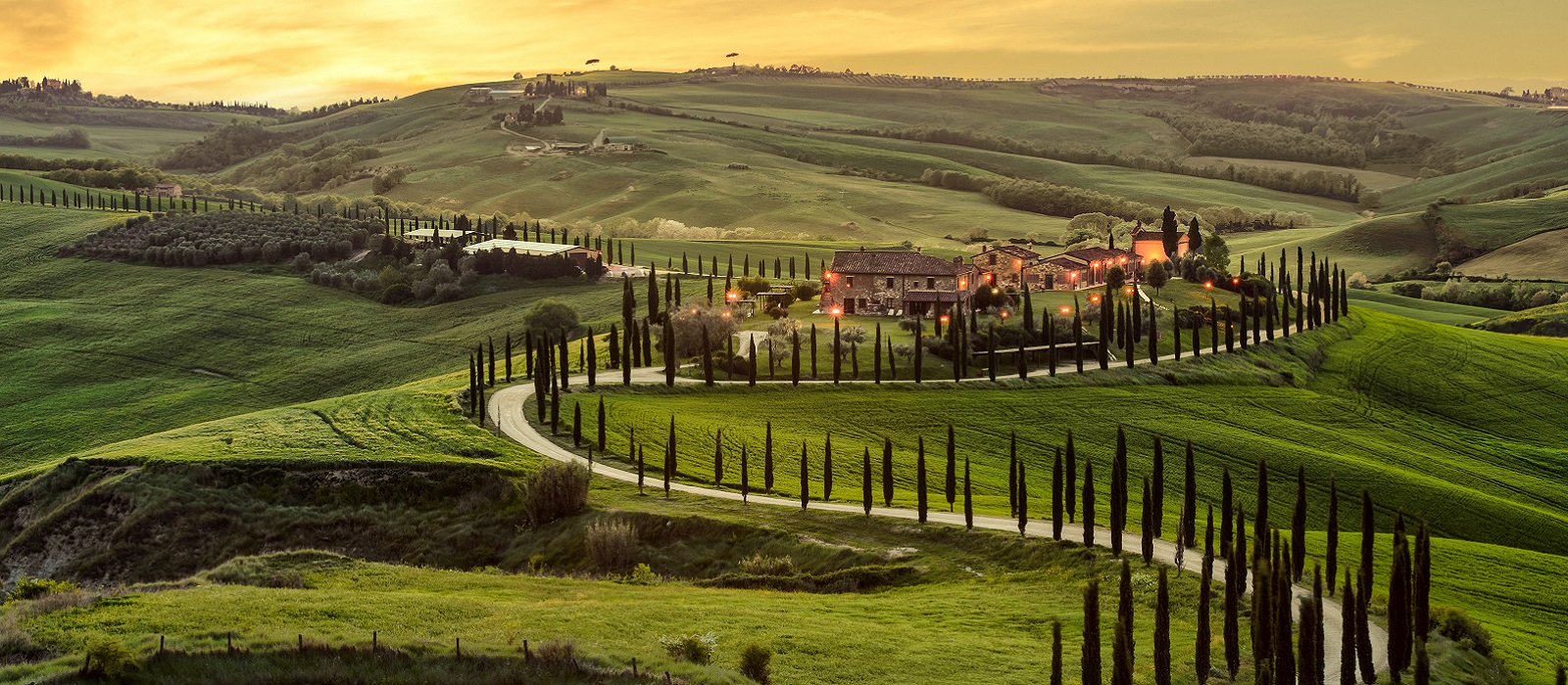 https://etrvls-website.s3.amazonaws.com/uploads/2023/09/Enchanting-Travels-Italy-Tours-Tuscany-Crete-Senesi-rural-sunset-landscape.jpg