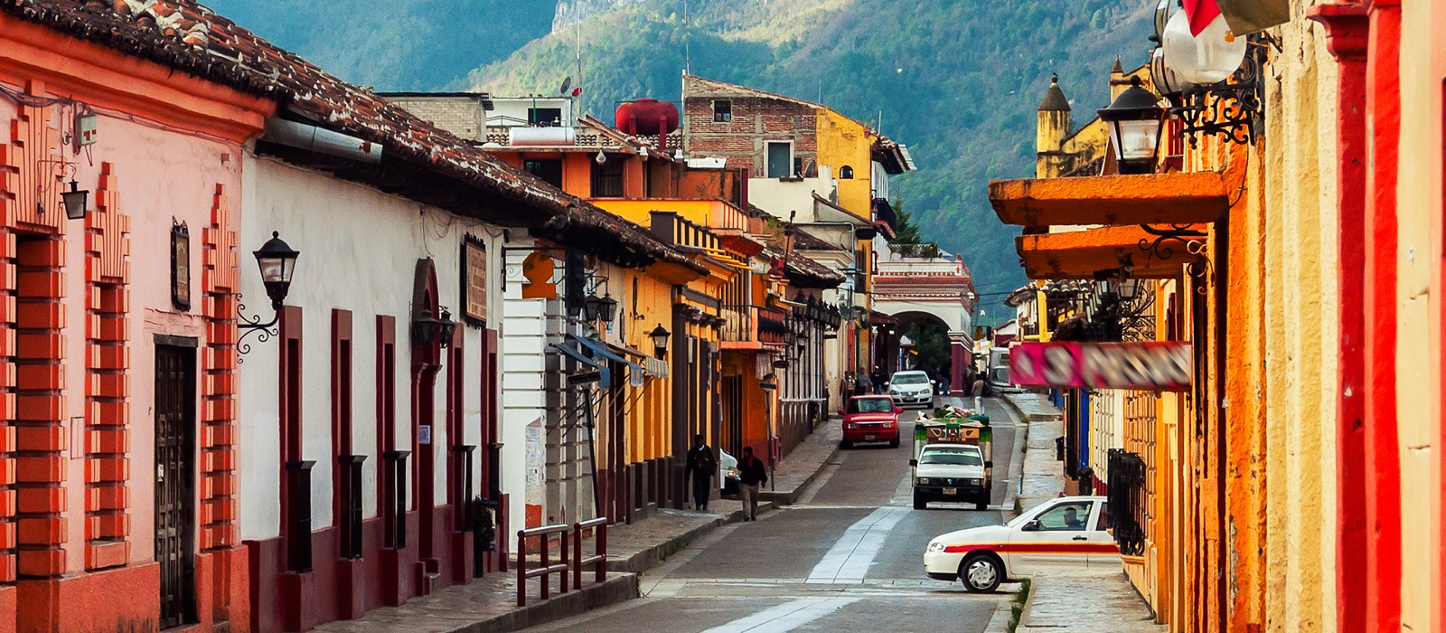 https://etrvls-website.s3.amazonaws.com/uploads/2023/09/San-Cristobal-Mexico.-Streets-in-the-cultural-capital-of-Chiapas.jpg